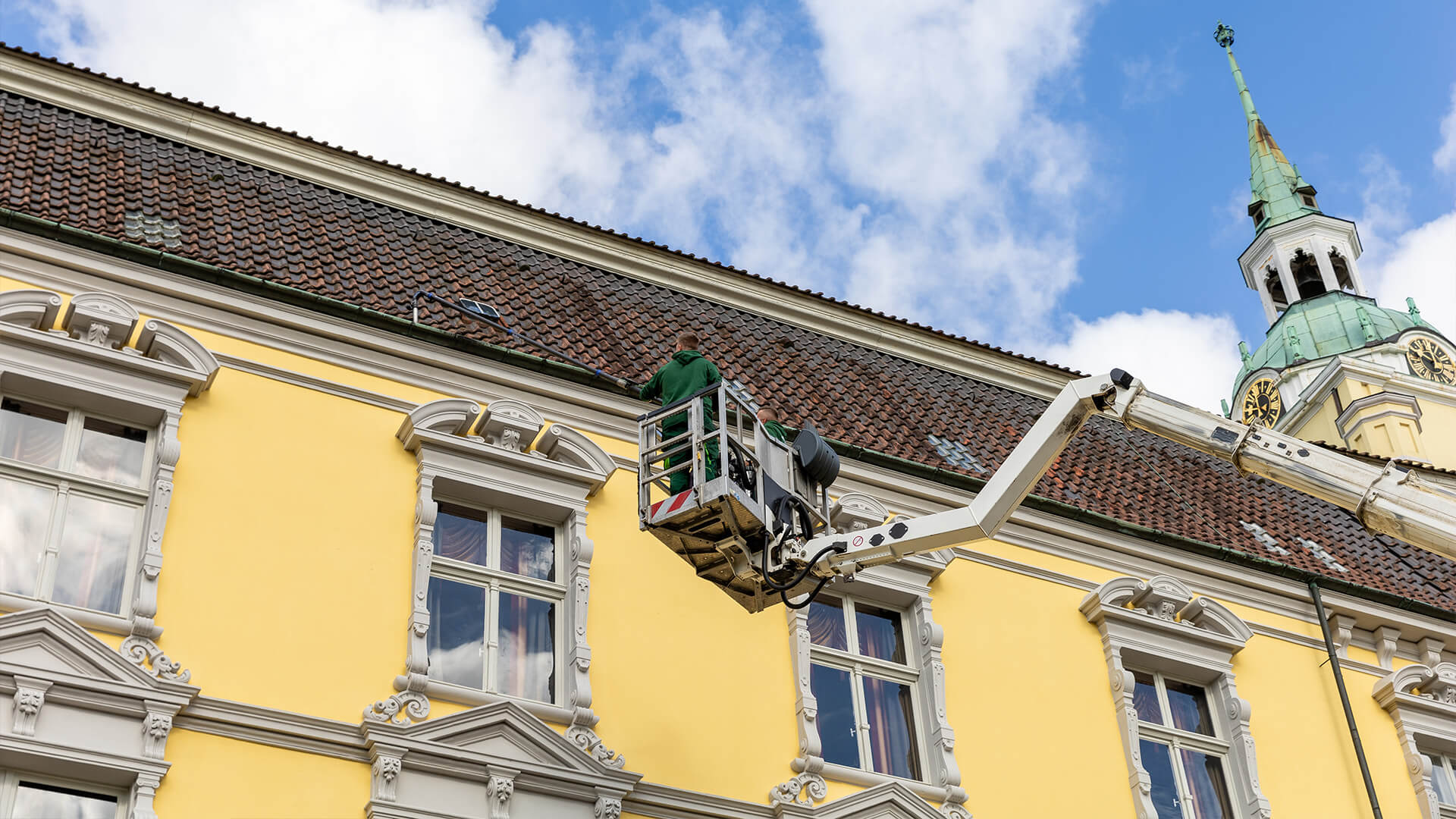 Grün Grau Objektservice Leistungen Dachrinnenreinigung