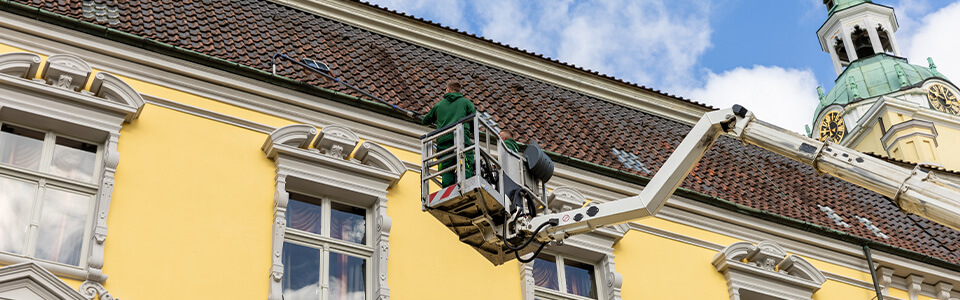 Grün Grau Objektservice Leistungen Dachrinnenreinigung