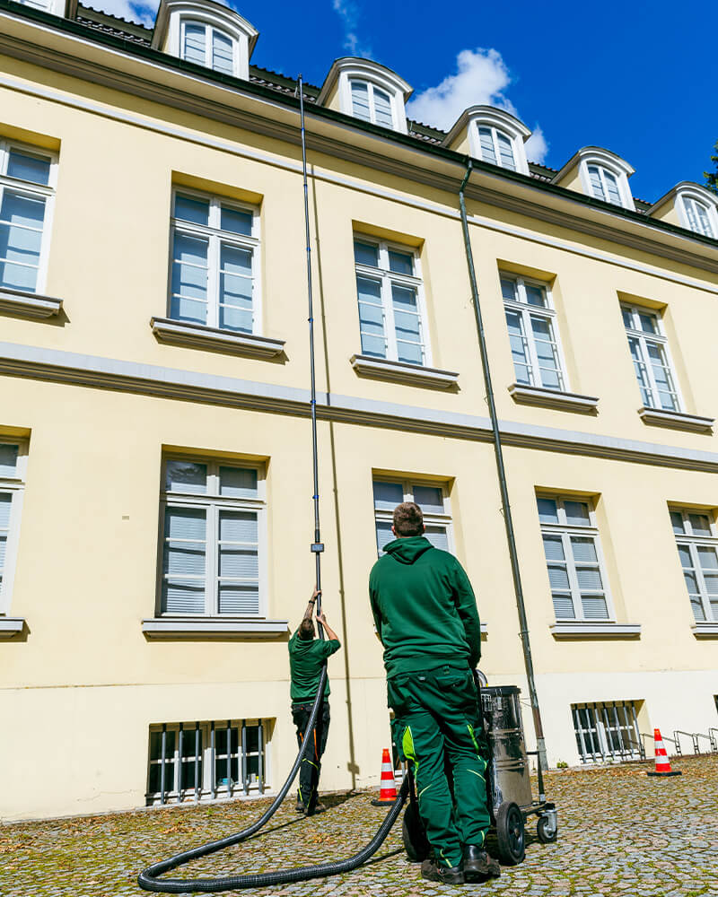 Grün und Grau Objektservice Dachrinnenreinigung Galerie Teleskopsauger im Einsatz