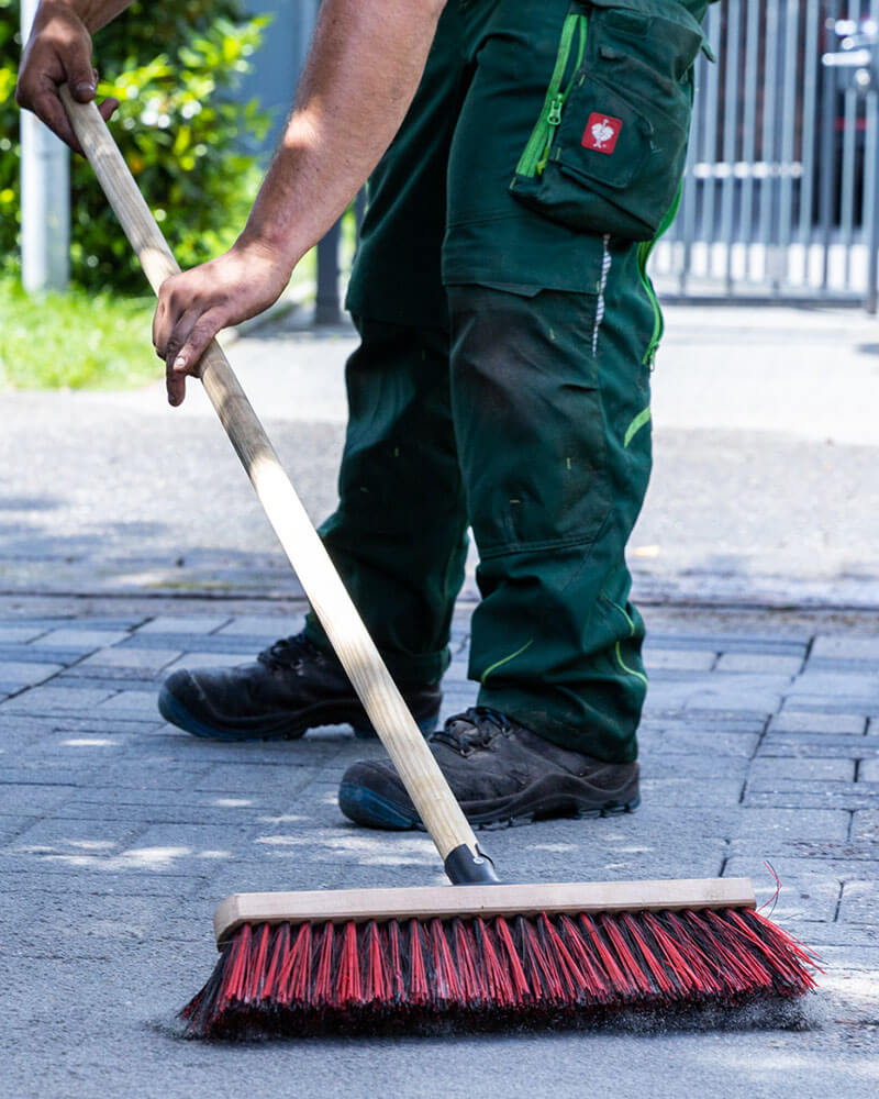 Grün und Grau Objektservice Pflasterreinigung Fugenfüllung